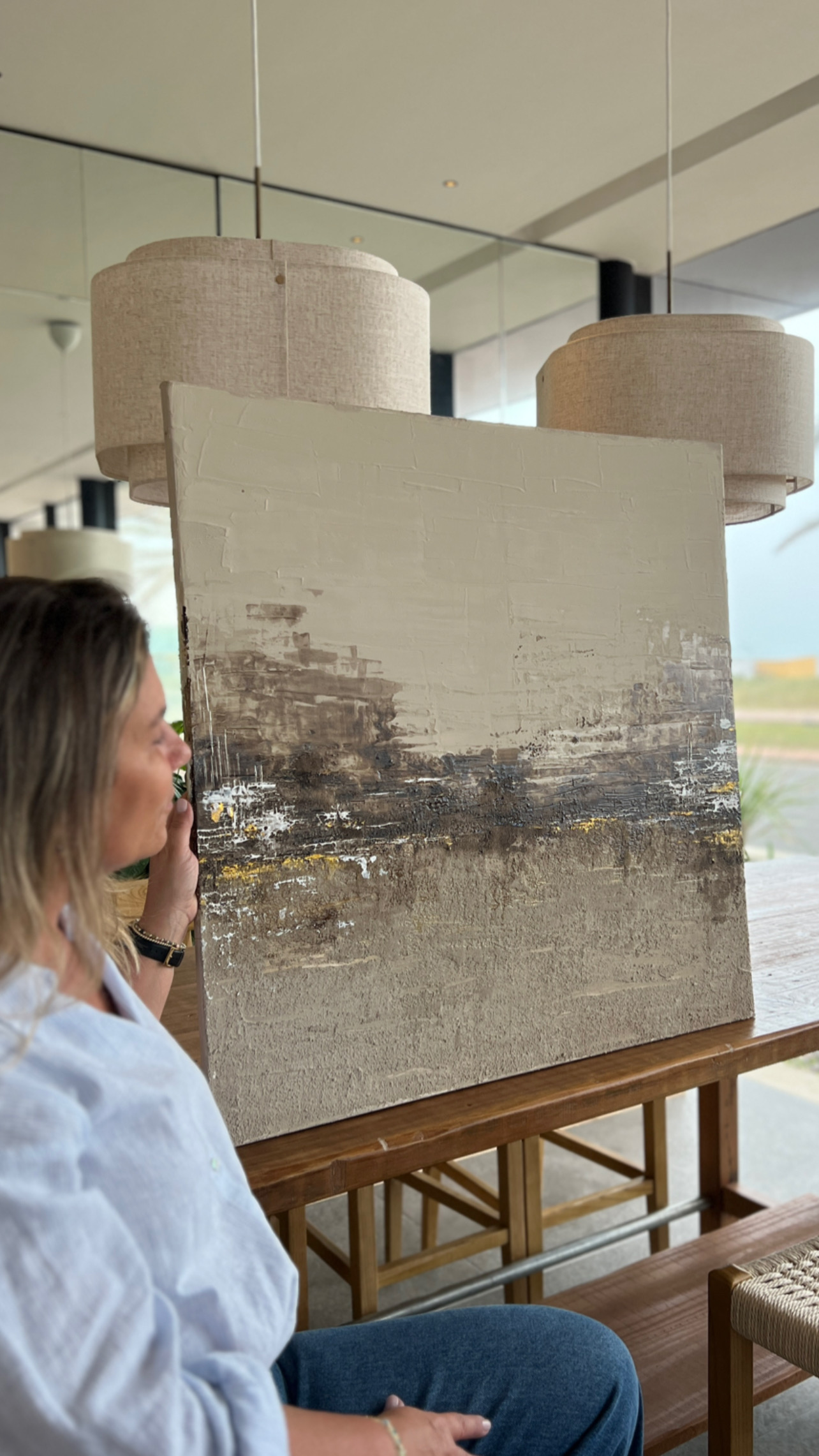 Laura Fernández con su obra