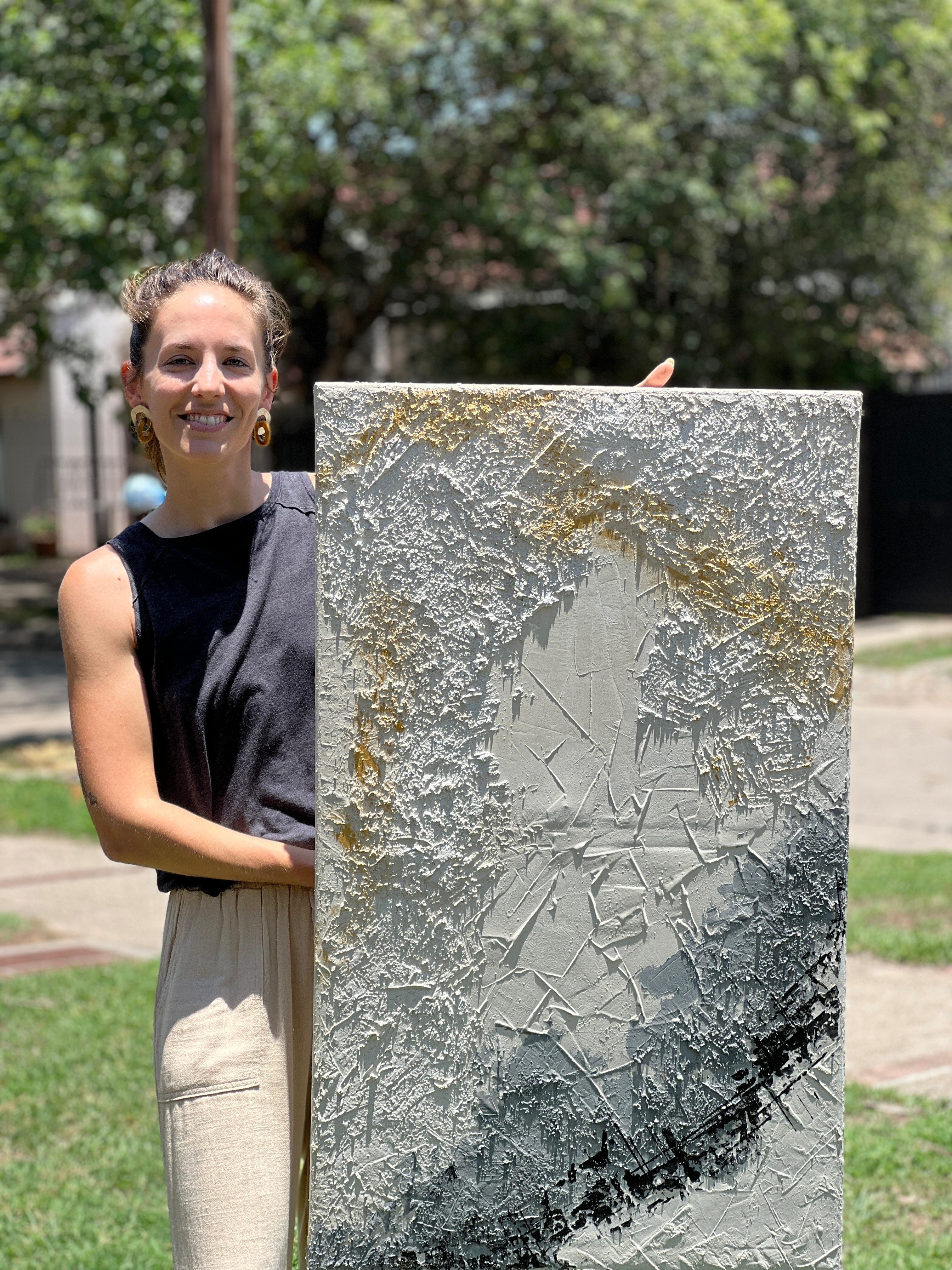 Sofía Martínez con su obra