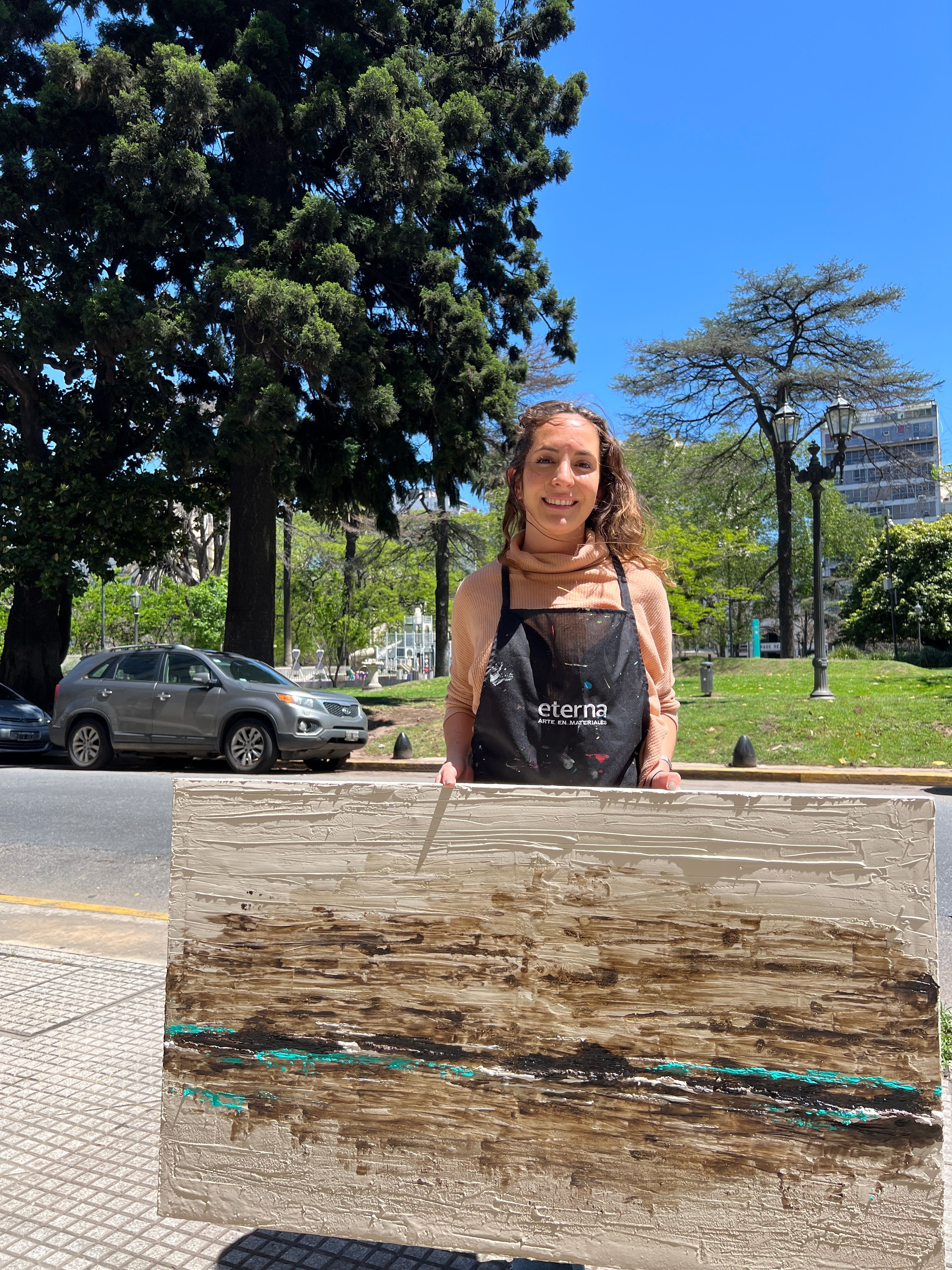 María González con su obra