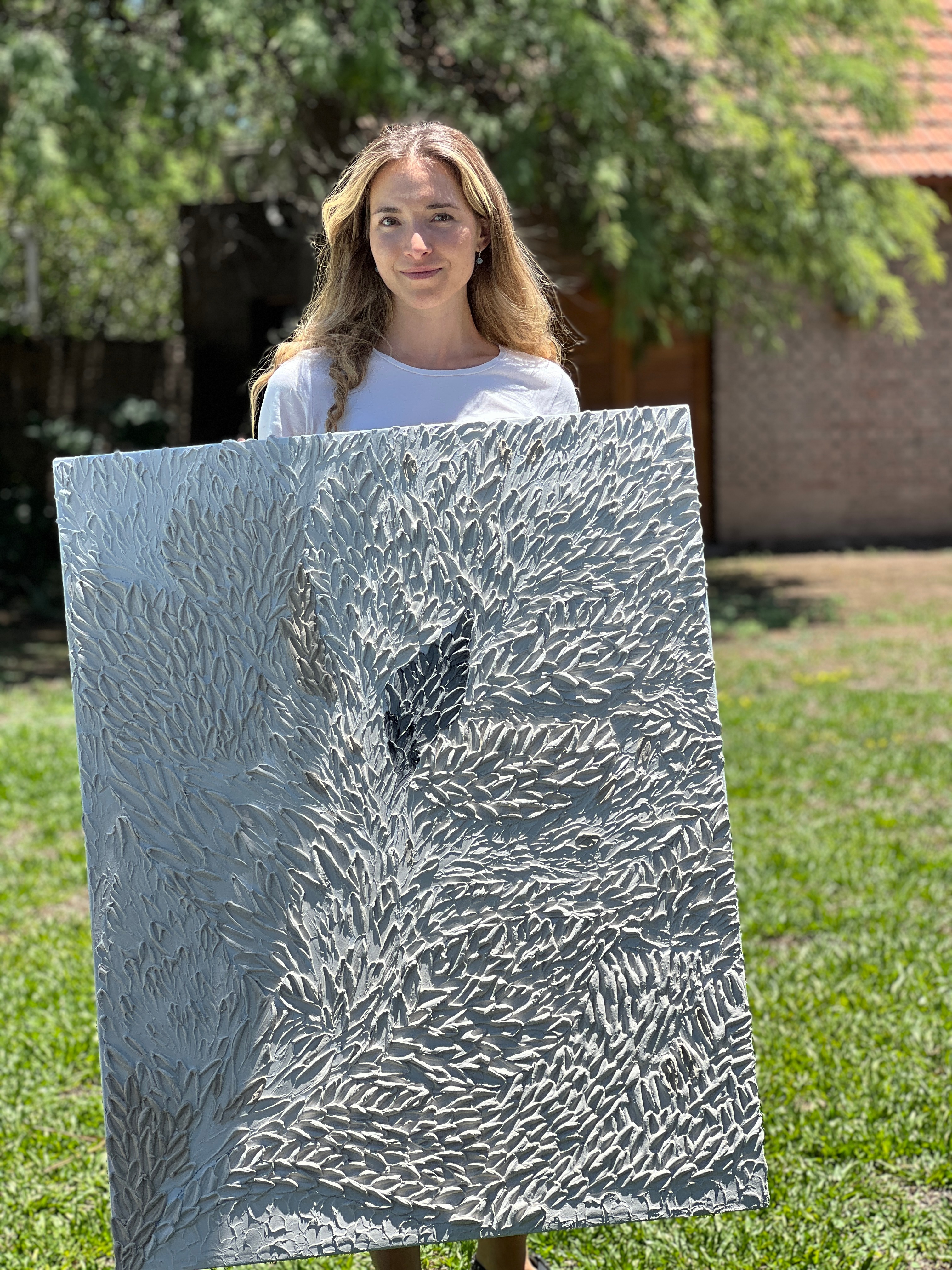 Carolina Ruiz con su obra