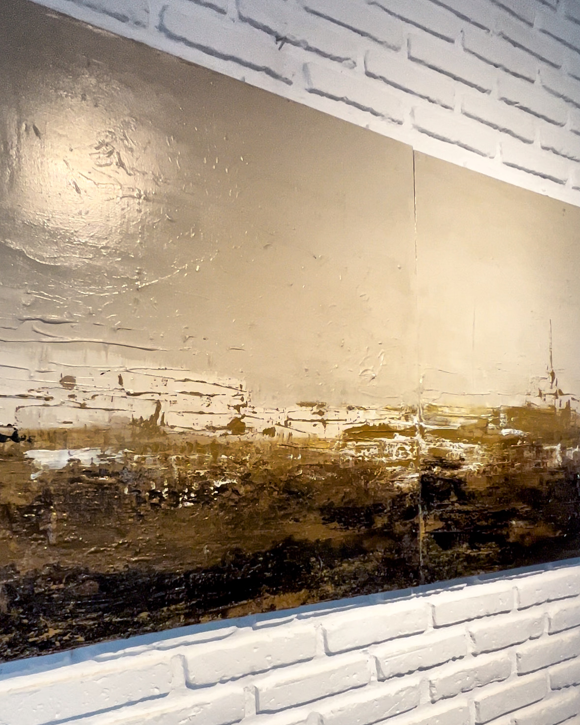 Detalle de técnica mixta con arena y pintura